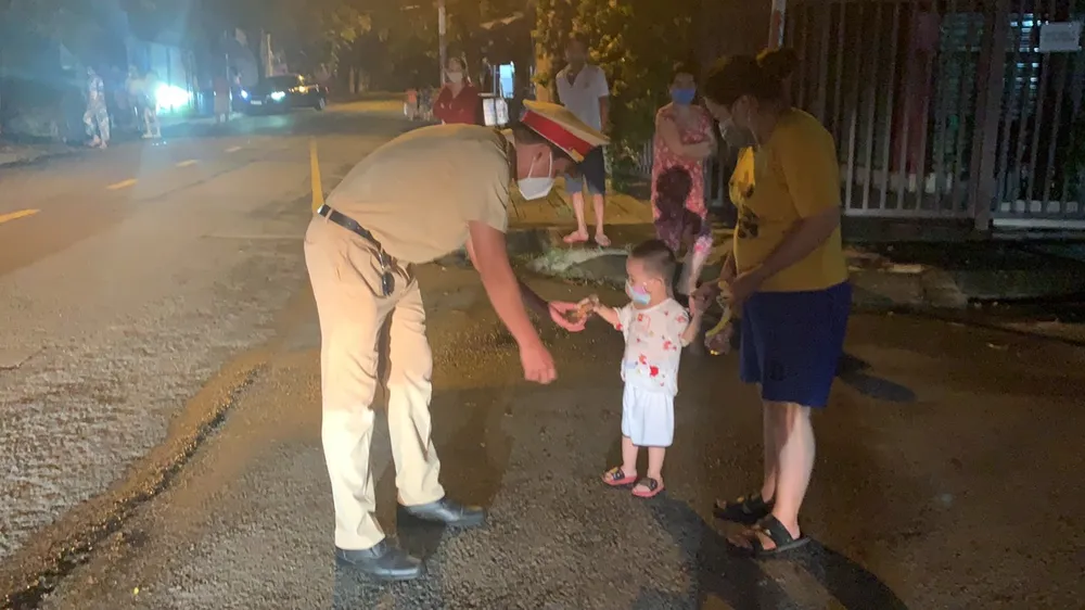 CSGT TPHCM trao 2.500 phần quà Trung thu tới các cháu thiếu nhi ở TP Thủ Đức ảnh 6