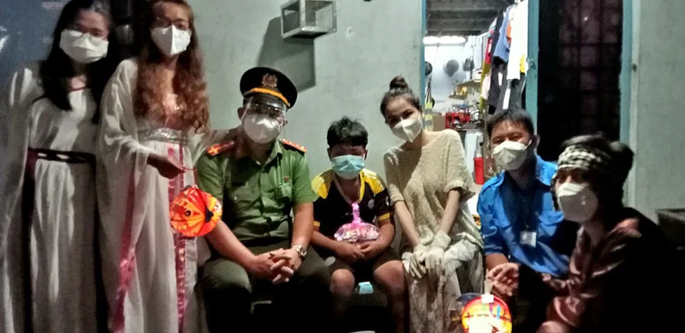 CSGT TPHCM trao 2.500 phần quà Trung thu tới các cháu thiếu nhi ở TP Thủ Đức ảnh 11