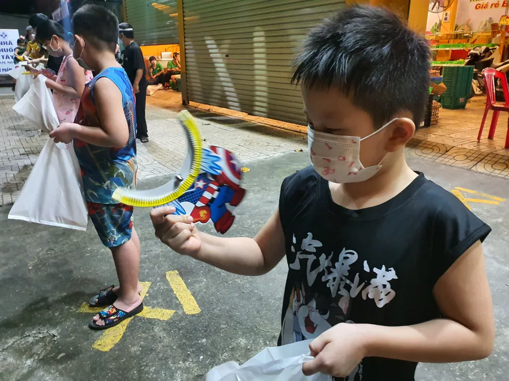 CSGT TPHCM trao 2.500 phần quà Trung thu tới các cháu thiếu nhi ở TP Thủ Đức ảnh 10