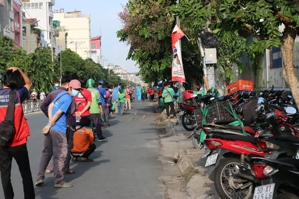 TPHCM: Giao thông bắt đầu nhộn nhịp, shipper xếp hàng dài chờ xét nghiệm  ảnh 5