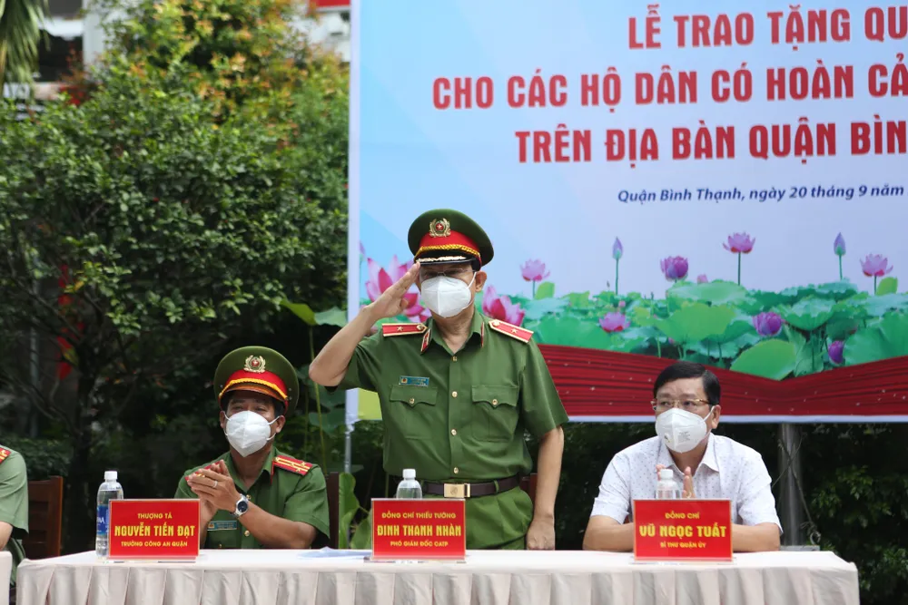 Công an TPHCM trao quà cho người dân ở khu phong tỏa quận Bình Thạnh ảnh 1