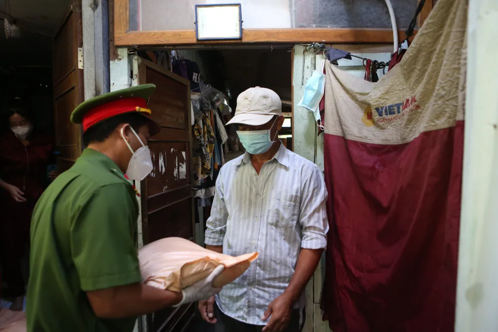 Công an TPHCM trao quà cho người dân ở khu phong tỏa quận Bình Thạnh ảnh 6