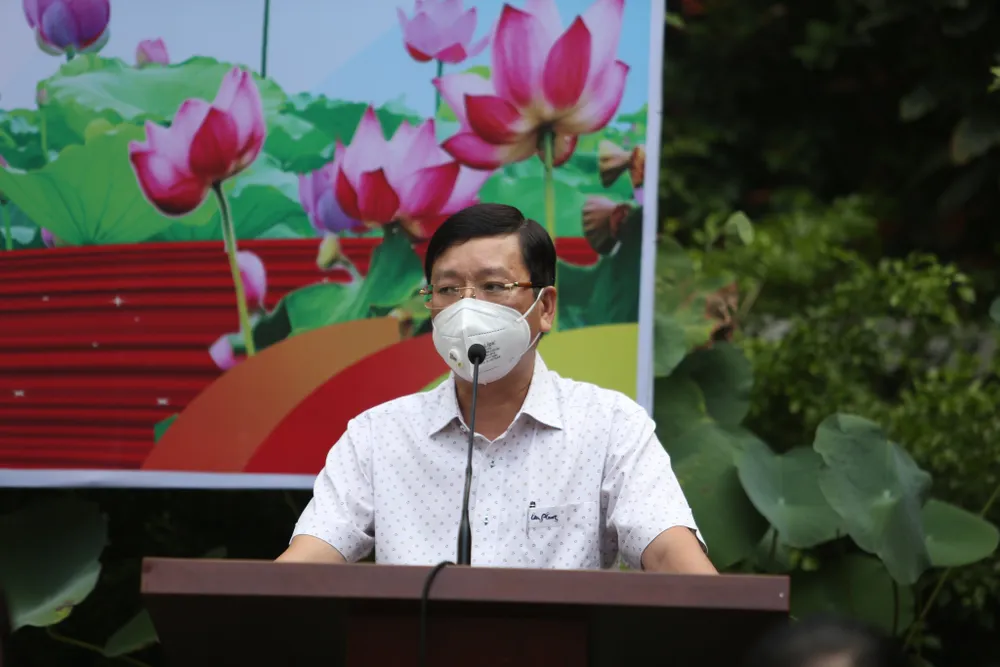 Công an TPHCM trao quà cho người dân ở khu phong tỏa quận Bình Thạnh ảnh 2