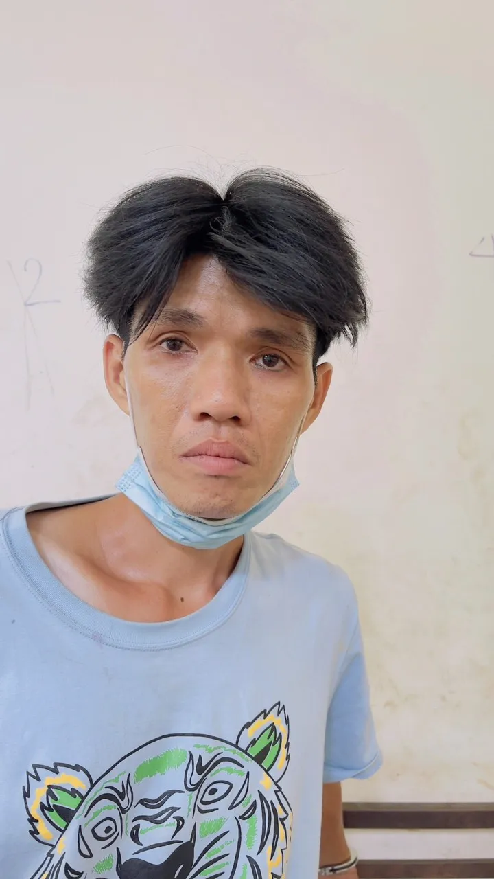 Thanh niên dương tính chất ma tuý dùng dao tấn công công an và bảo vệ dân phố ảnh 1