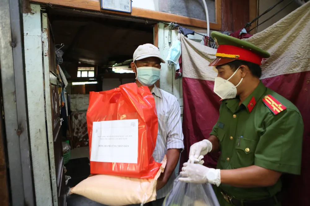 Công an TPHCM trao quà cho người dân ở khu phong tỏa quận Bình Thạnh ảnh 5