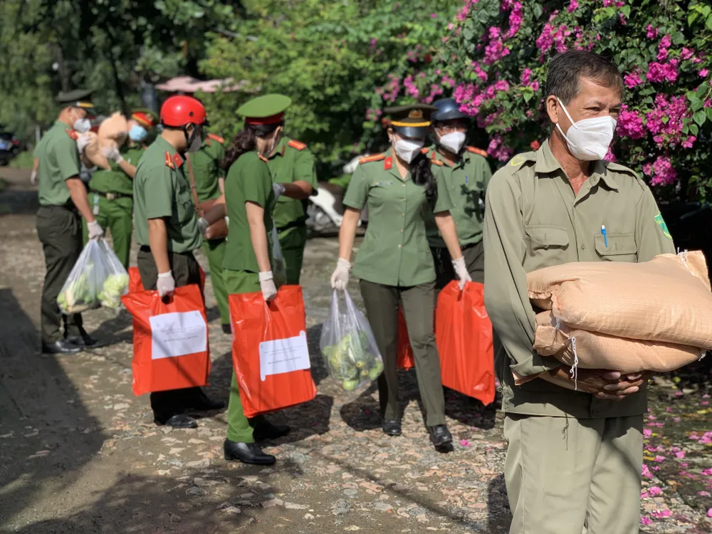 Công an TPHCM trao quà cho người dân ở khu phong tỏa quận Bình Thạnh ảnh 3