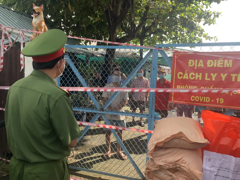 Công an TPHCM trao quà cho người dân ở khu phong tỏa quận Bình Thạnh ảnh 4