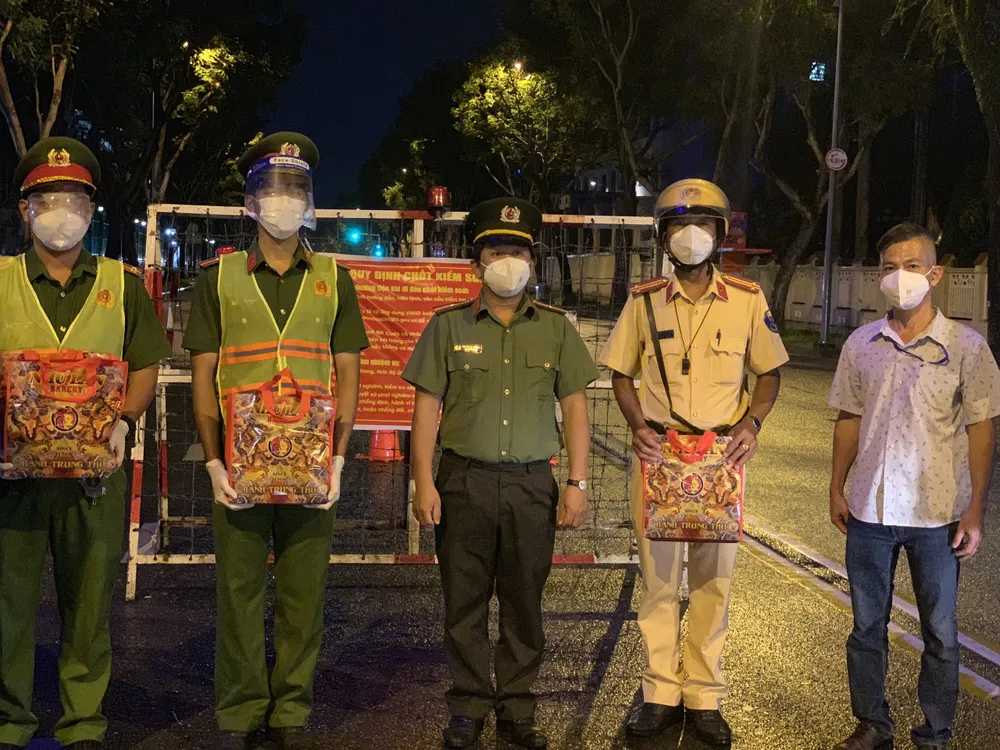 Công an TPHCM tặng 15 tấn gạo cùng nhu yếu phẩm cho người dân huyện Hóc Môn ảnh 8