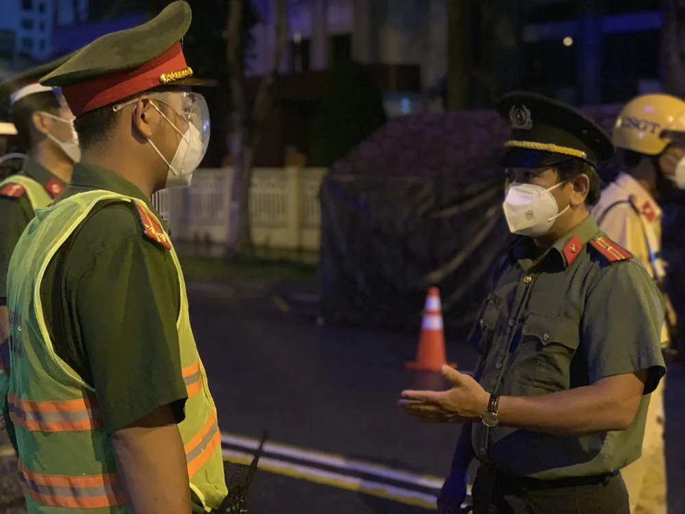 Công an TPHCM tặng 15 tấn gạo cùng nhu yếu phẩm cho người dân huyện Hóc Môn ảnh 7