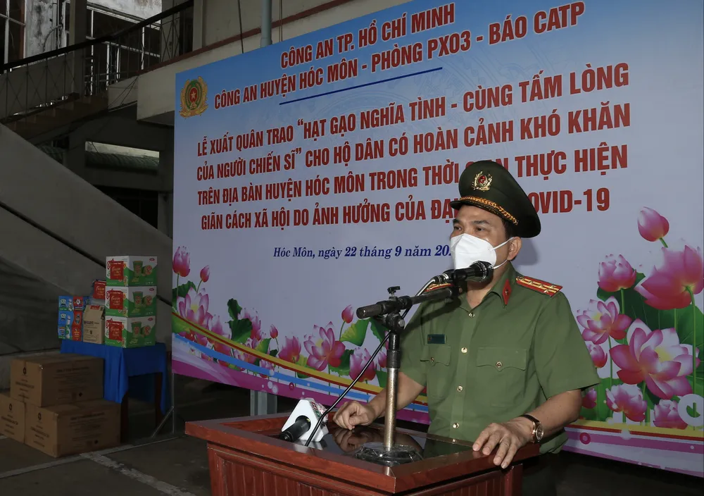 Công an TPHCM tặng 15 tấn gạo cùng nhu yếu phẩm cho người dân huyện Hóc Môn ảnh 2