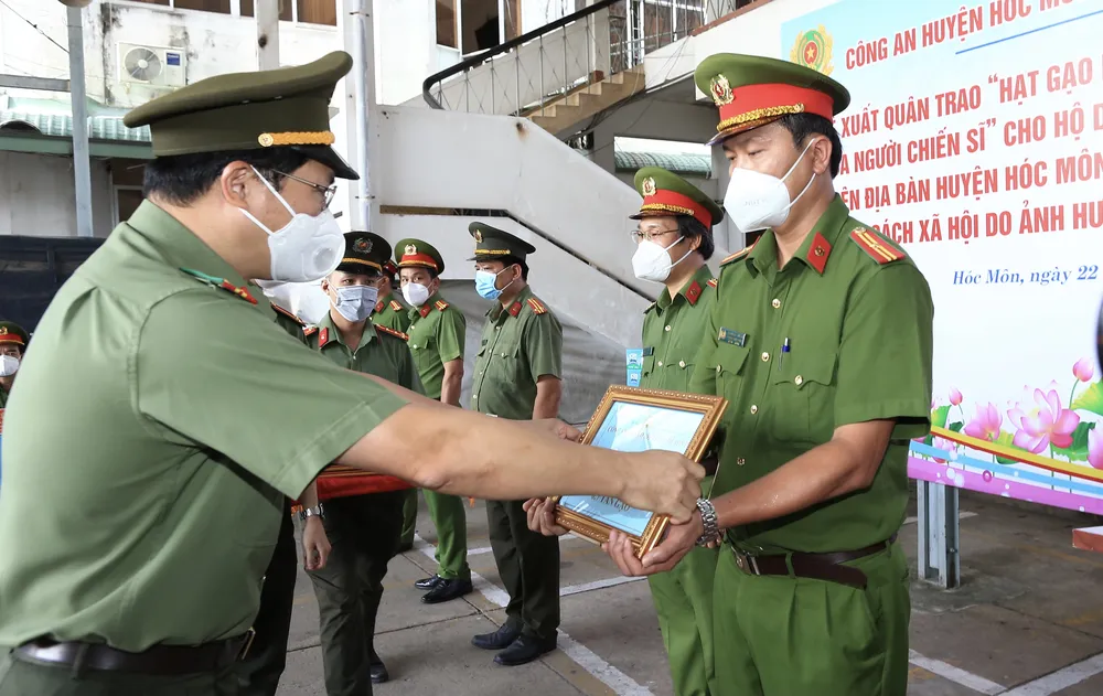 Công an TPHCM tặng 15 tấn gạo cùng nhu yếu phẩm cho người dân huyện Hóc Môn ảnh 1