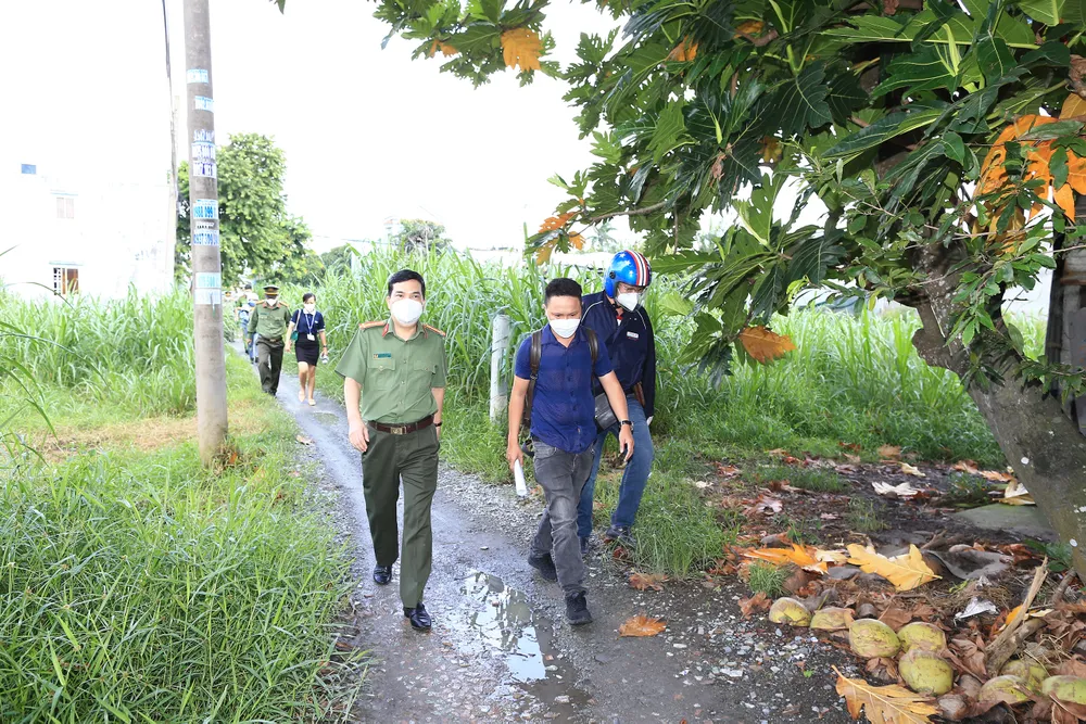 Công an TPHCM tặng 15 tấn gạo cùng nhu yếu phẩm cho người dân huyện Hóc Môn ảnh 4