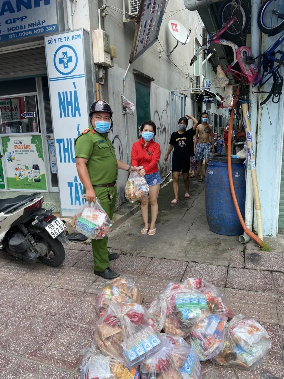 Cảnh sát khu vực hỗ trợ sản phụ ở “vùng đỏ” đi sinh kịp thời  ảnh 2