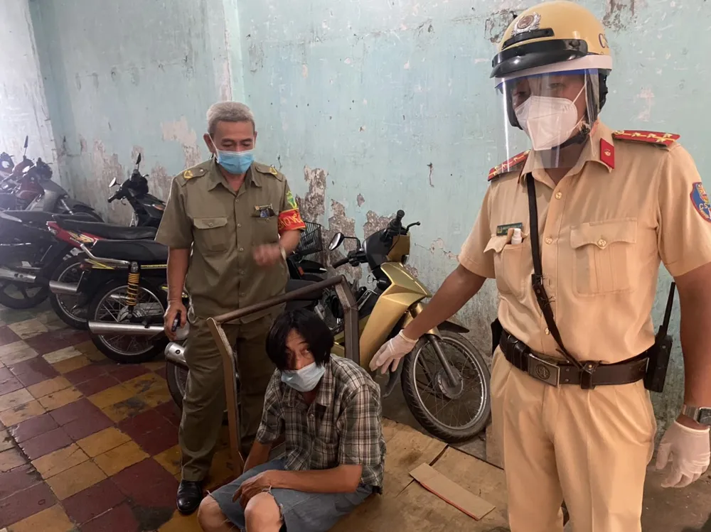 Tổ kiểm soát dịch cùng người dân vây bắt kẻ cướp   ảnh 1