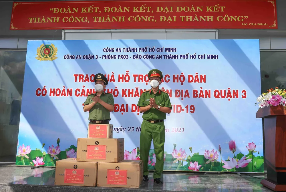 Lãnh đạo Công an TPHCM trao gạo, nhu yếu phẩm... cho bà con khó khăn ở quận 3 ảnh 3