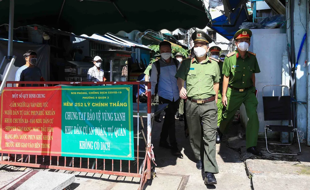 Lãnh đạo Công an TPHCM trao gạo, nhu yếu phẩm... cho bà con khó khăn ở quận 3 ảnh 5