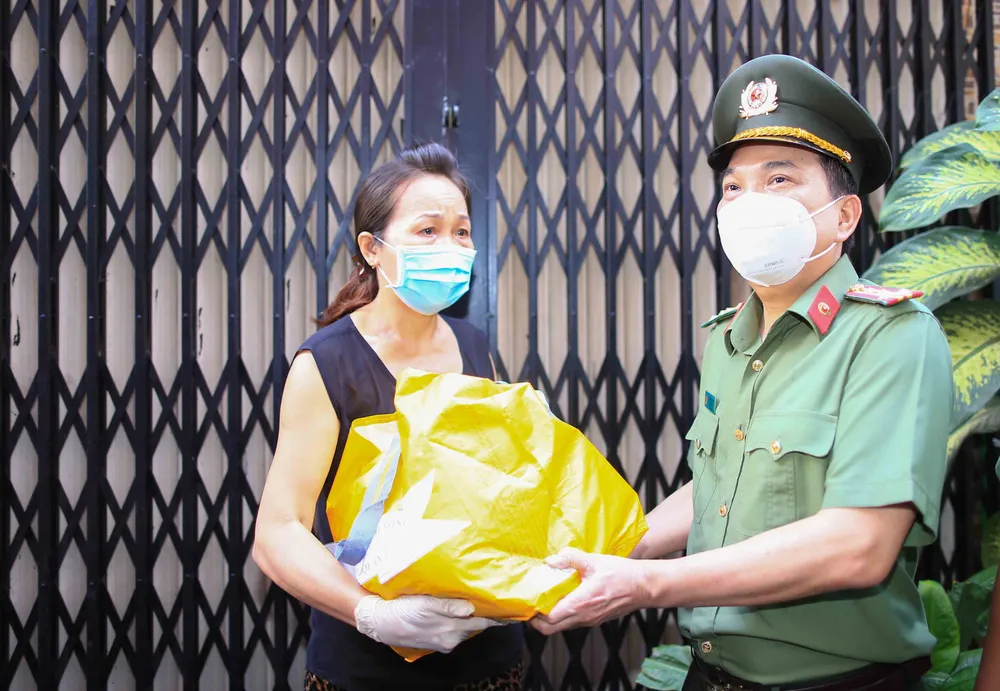 Lãnh đạo Công an TPHCM trao gạo, nhu yếu phẩm... cho bà con khó khăn ở quận 3 ảnh 8