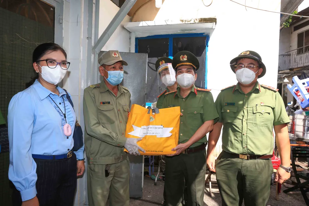 Lãnh đạo Công an TPHCM trao gạo, nhu yếu phẩm... cho bà con khó khăn ở quận 3 ảnh 7