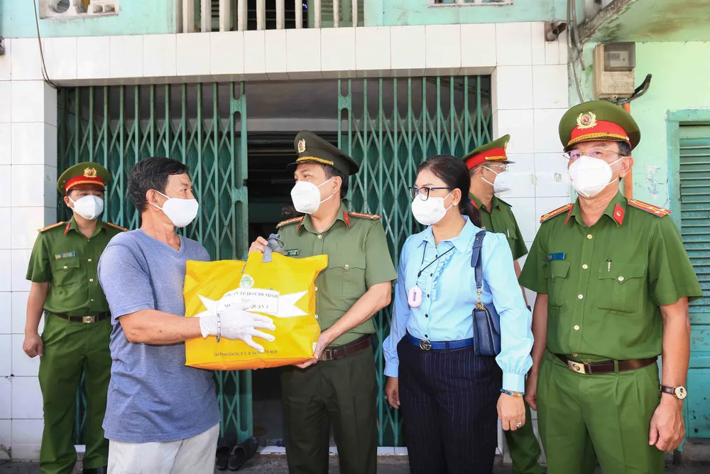 Lãnh đạo Công an TPHCM trao gạo, nhu yếu phẩm... cho bà con khó khăn ở quận 3 ảnh 6