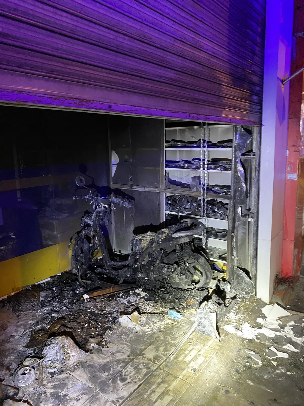 Cứu kịp thời đôi vợ chồng khỏi căn nhà bốc cháy ở TP Thủ Đức ảnh 1