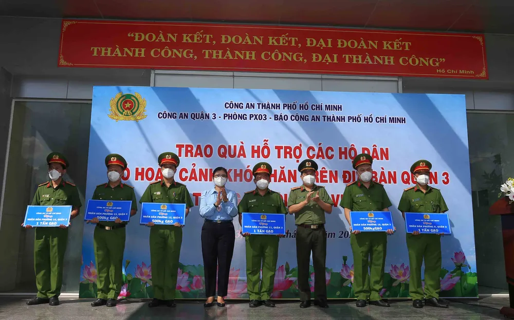 Lãnh đạo Công an TPHCM trao gạo, nhu yếu phẩm... cho bà con khó khăn ở quận 3 ảnh 4