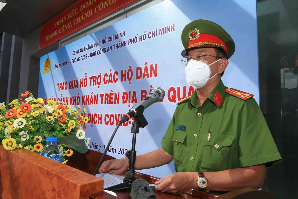 Lãnh đạo Công an TPHCM trao gạo, nhu yếu phẩm... cho bà con khó khăn ở quận 3 ảnh 1