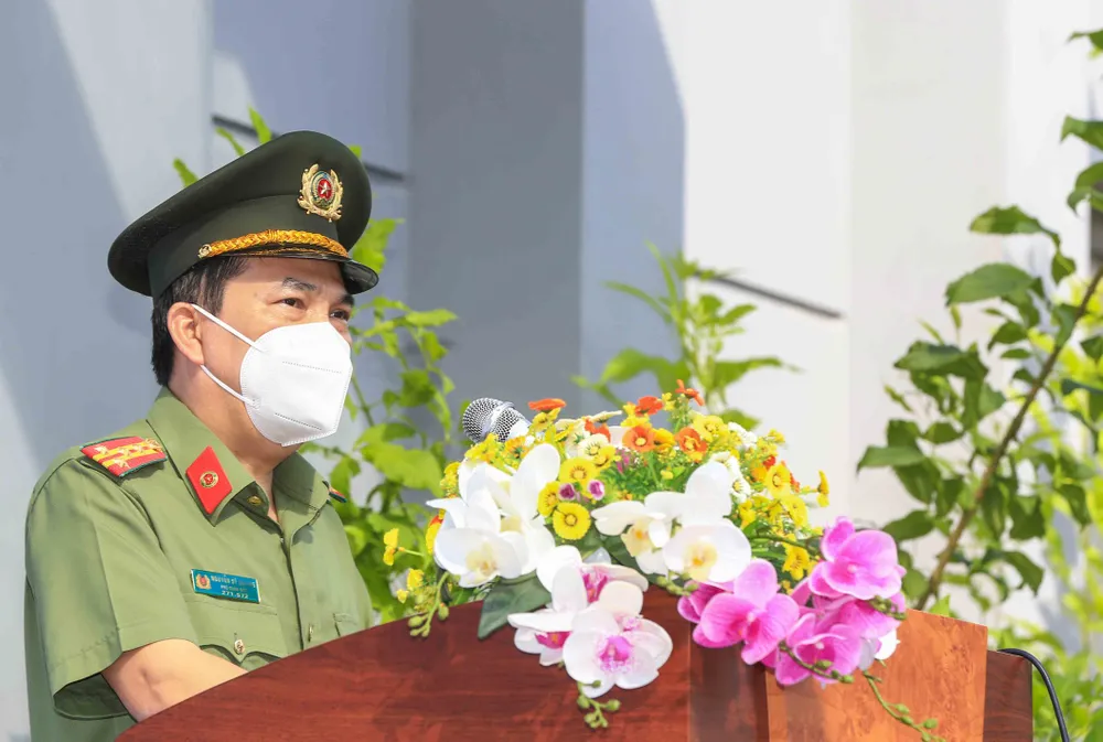 Lãnh đạo Công an TPHCM trao gạo, nhu yếu phẩm... cho bà con khó khăn ở quận 3 ảnh 2