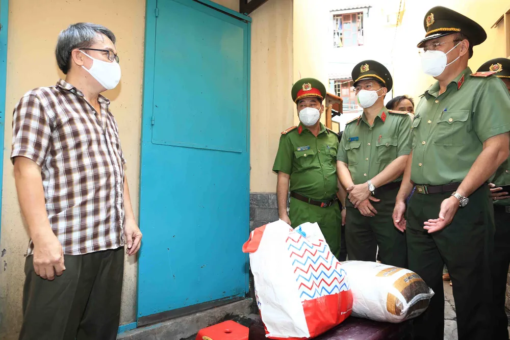 Công an TPHCM tặng gạo, nhu yếu phẩm cùng tủ thuốc 0 đồng cho người dân quận Phú Nhuận ảnh 2