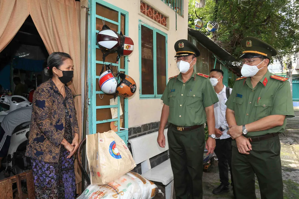 Công an TPHCM tặng gạo, nhu yếu phẩm cùng tủ thuốc 0 đồng cho người dân quận Phú Nhuận ảnh 3