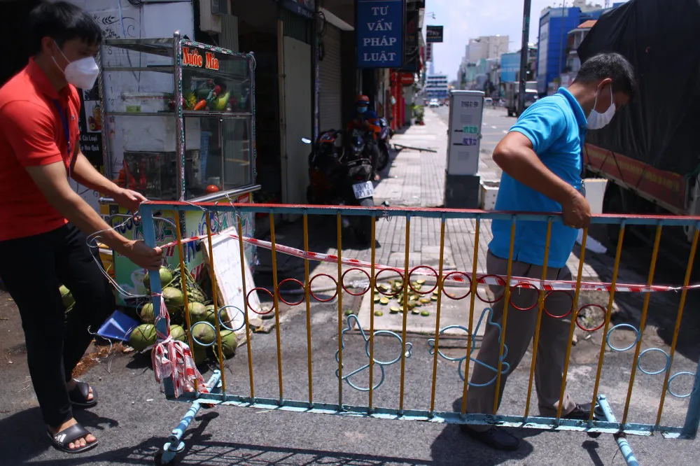 Tháo gỡ rào chắn nhiều tuyến đường, con hẻm ở TPHCM ảnh 1