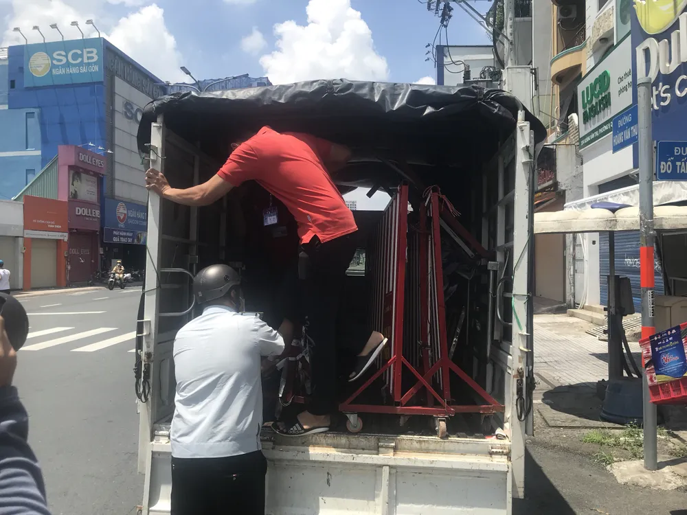 Tháo gỡ rào chắn nhiều tuyến đường, con hẻm ở TPHCM ảnh 5