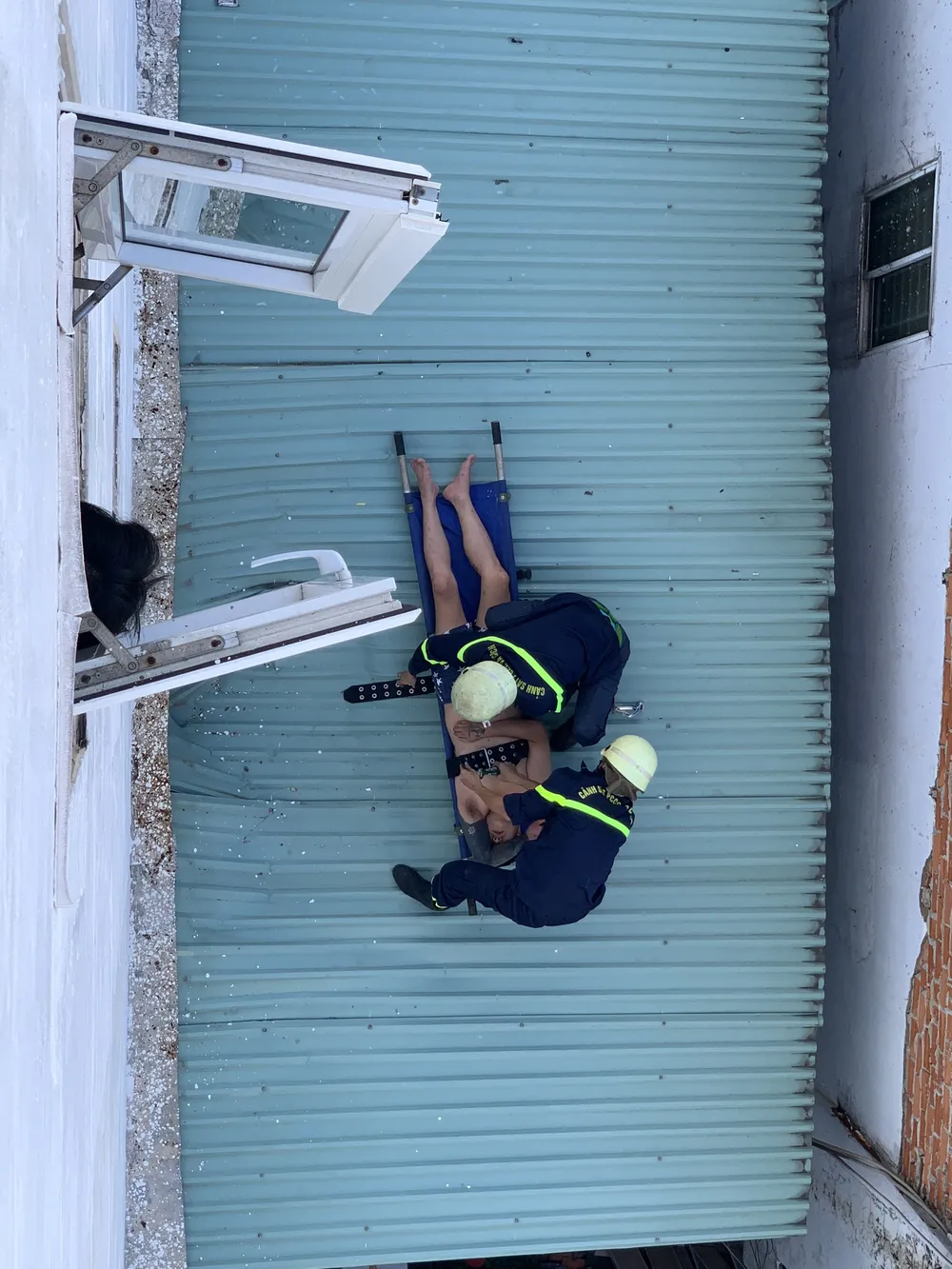 Thanh niên dương tính ma tuý nhảy từ tầng 4 mắc kẹt trên mái tôn  ảnh 1