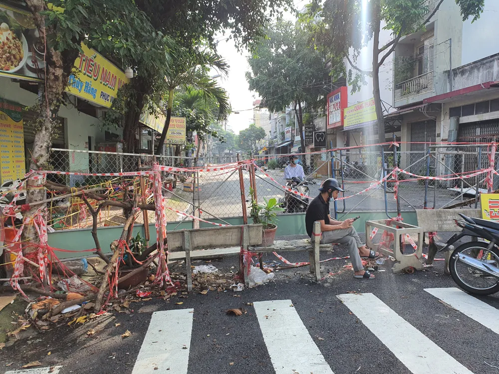 Tháo gỡ nhiều rào chắn trên các tuyến đường lớn trong đêm ảnh 17