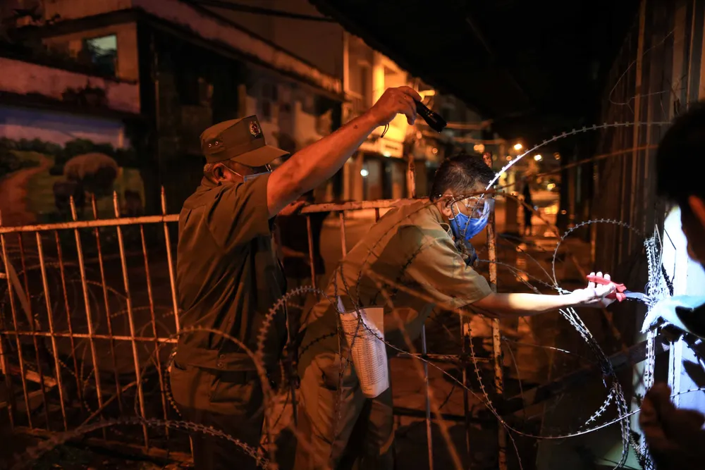 Tháo gỡ nhiều rào chắn trên các tuyến đường lớn trong đêm ảnh 4