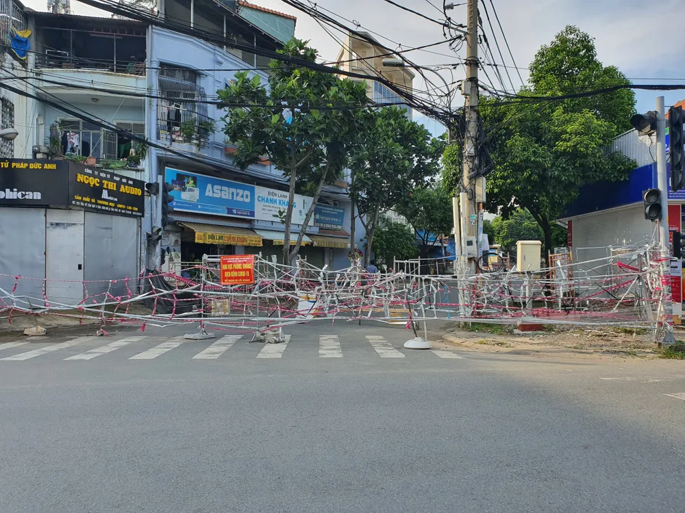 Tháo gỡ nhiều rào chắn trên các tuyến đường lớn trong đêm ảnh 15