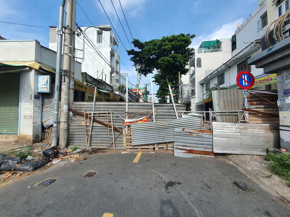 Tháo gỡ nhiều rào chắn trên các tuyến đường lớn trong đêm ảnh 16