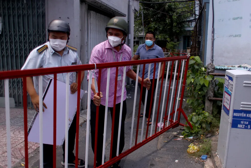 Nhiều tuyến đường, con hẻm ở TPHCM vẫn rào chắn nhiều lớp ảnh 7