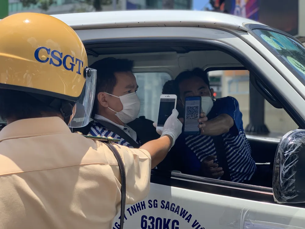 Nhiều tuyến đường, con hẻm ở TPHCM vẫn rào chắn nhiều lớp ảnh 6