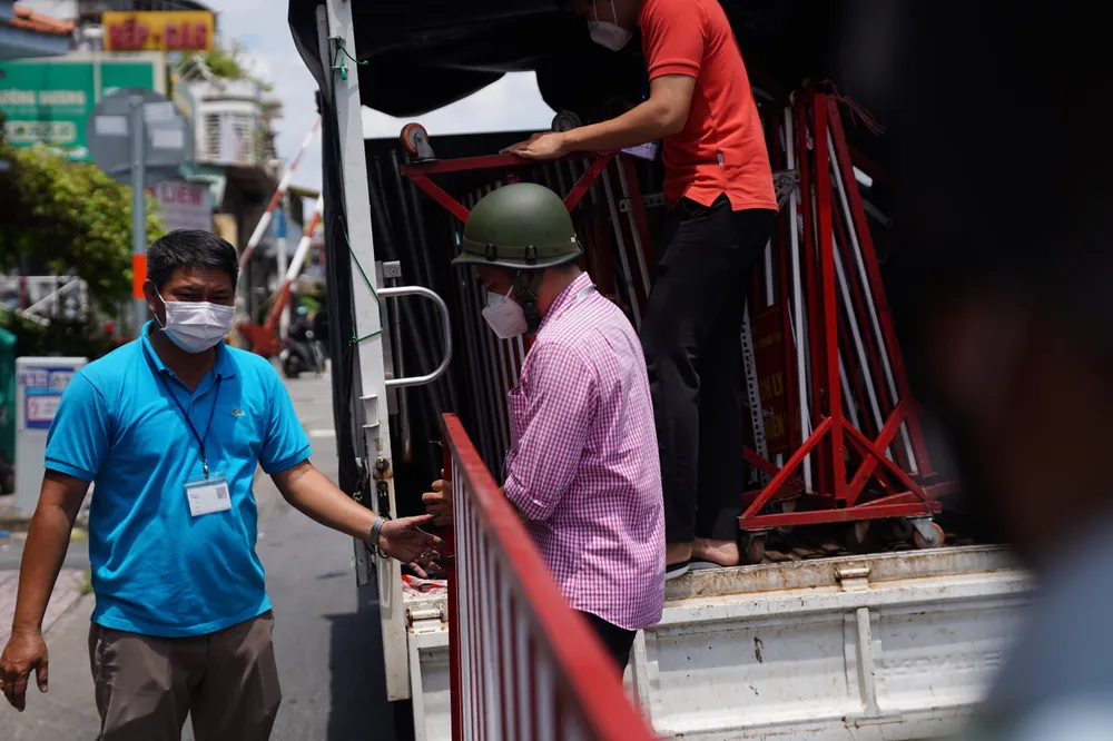 Nhiều tuyến đường, con hẻm ở TPHCM vẫn rào chắn nhiều lớp ảnh 11