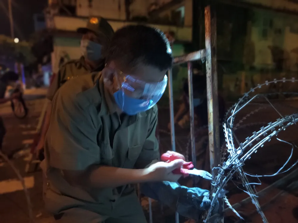 Tháo gỡ nhiều rào chắn trên các tuyến đường lớn trong đêm ảnh 2