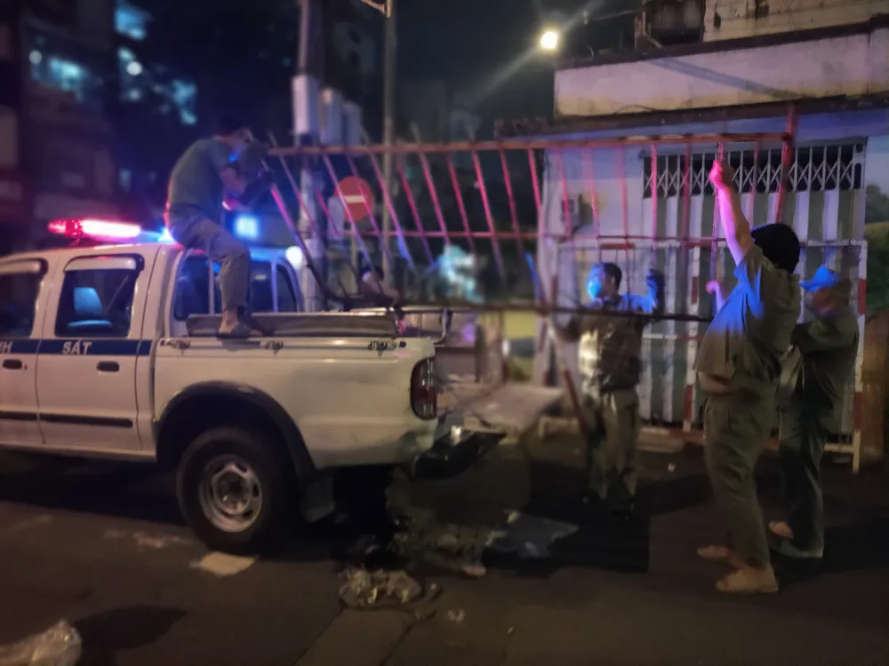 Tháo gỡ nhiều rào chắn trên các tuyến đường lớn trong đêm ảnh 7