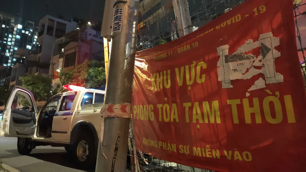 Tháo gỡ nhiều rào chắn trên các tuyến đường lớn trong đêm ảnh 8