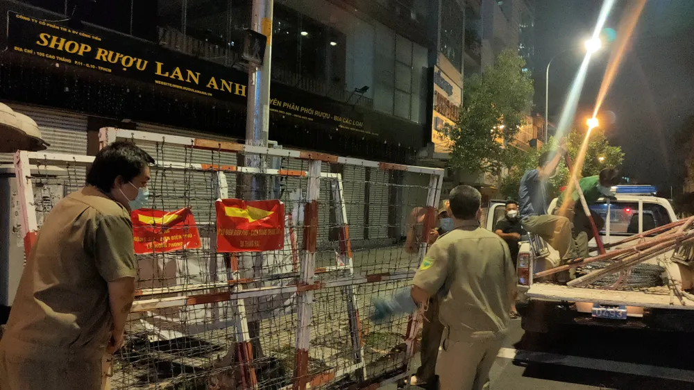 Tháo gỡ nhiều rào chắn trên các tuyến đường lớn trong đêm ảnh 9
