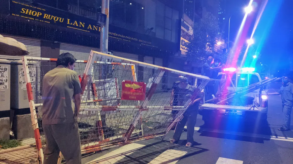 Tháo gỡ nhiều rào chắn trên các tuyến đường lớn trong đêm ảnh 10