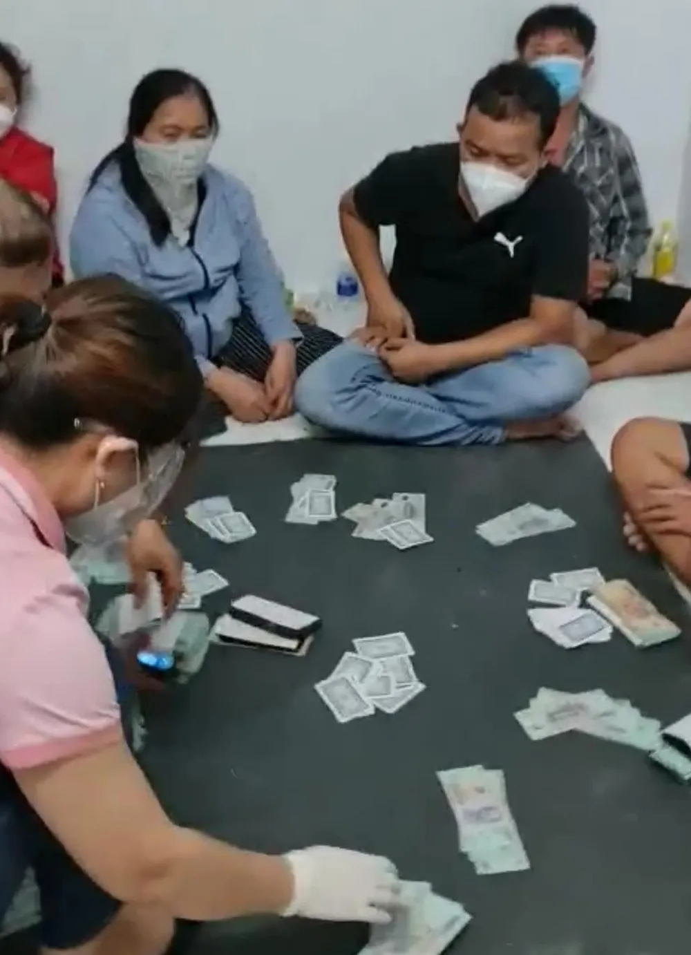 Công an TPHCM phá sòng bạc giữa mùa dịch Covid-19, thu giữ hơn 1 tỷ đồng  ảnh 1