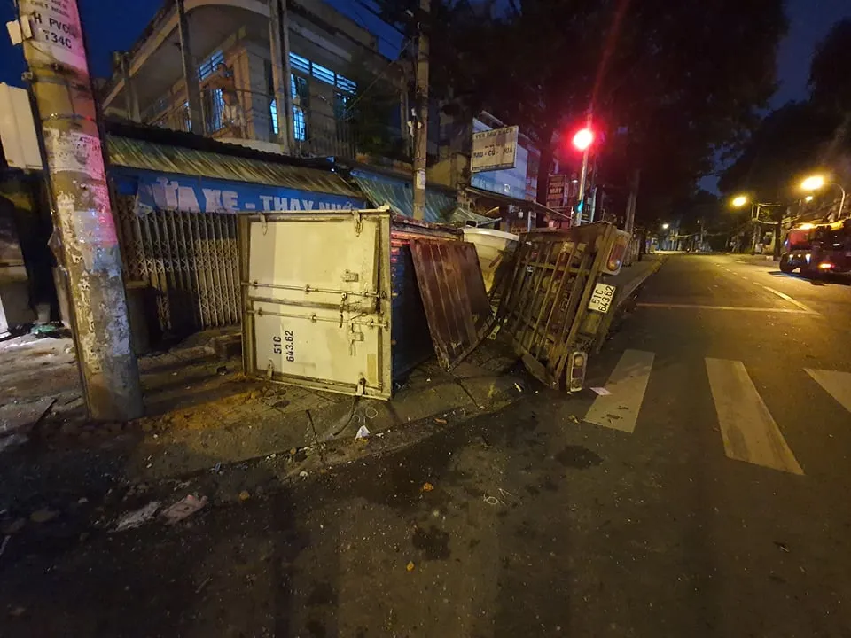 Xe taxi chở bệnh nhân nghi vượt đèn đỏ, va chạm với xe tải, 3 người bị thương ảnh 2