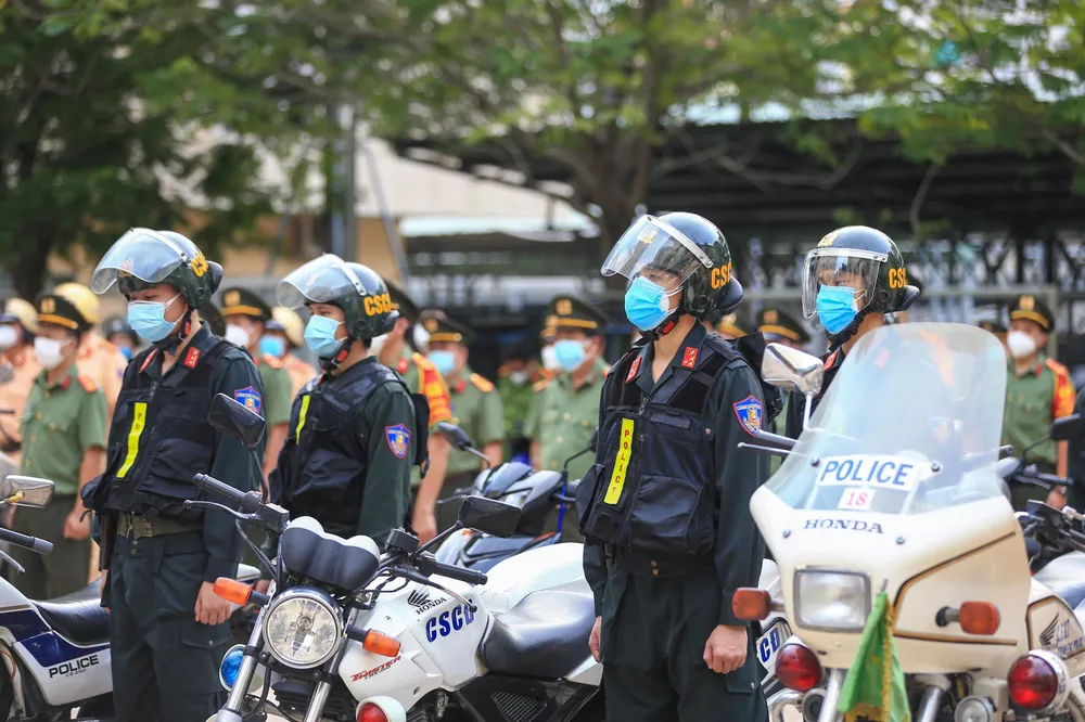 Công an TPHCM ra quân trấn áp tội phạm sau nới lỏng giãn cách xã hội ảnh 6