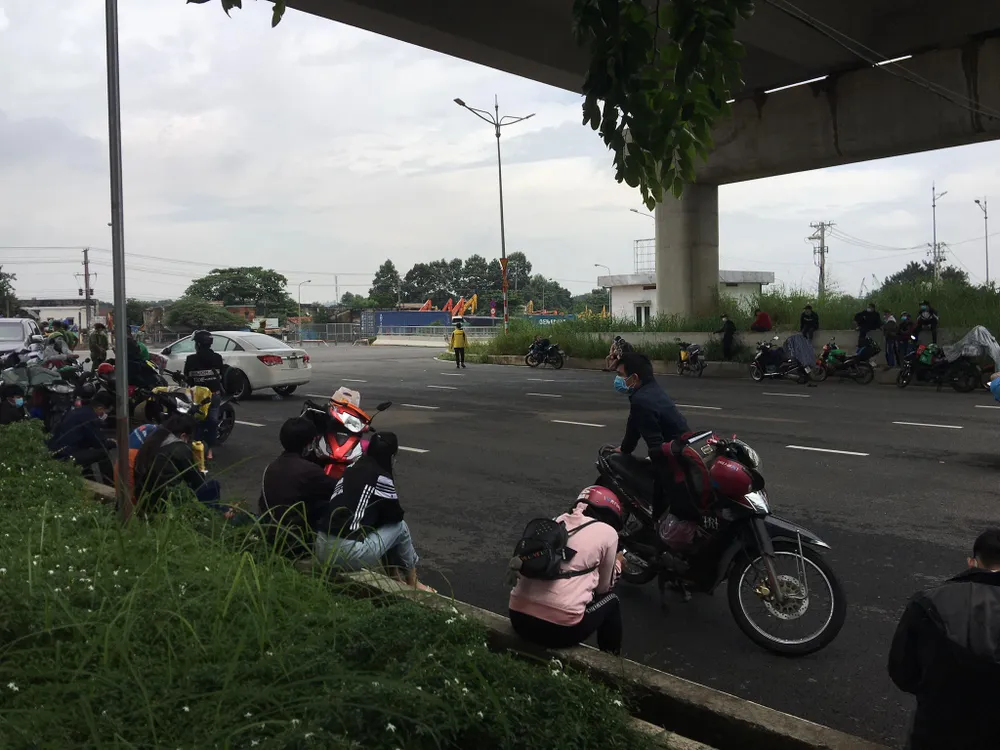Gần 100 người đi xe máy về quê được vận động ở lại TPHCM ảnh 2