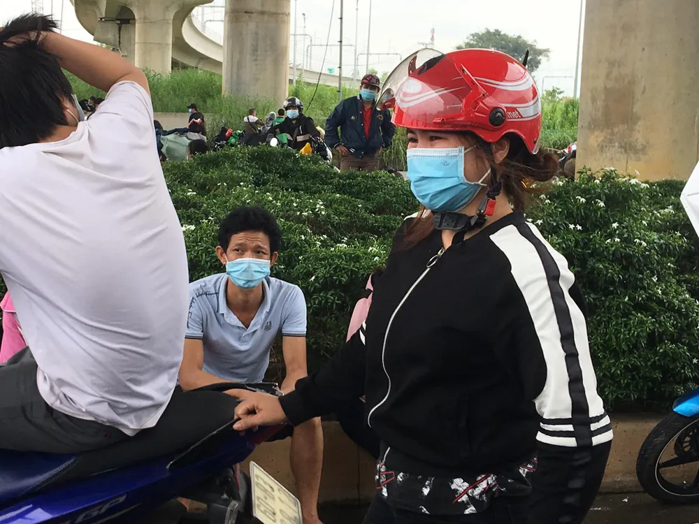 TPHCM: Hàng ngàn người về quê bằng xe máy ùn ứ ở cửa ngõ về miền Tây ảnh 3