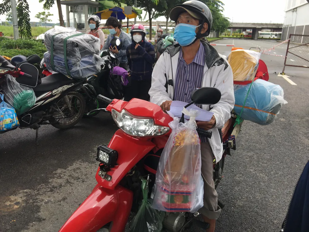 TPHCM: Hàng ngàn người về quê bằng xe máy ùn ứ ở cửa ngõ về miền Tây ảnh 4